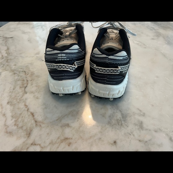 New balance 410 v6. Black and white NWOT. Size 10.5 - Picture 5 of 6